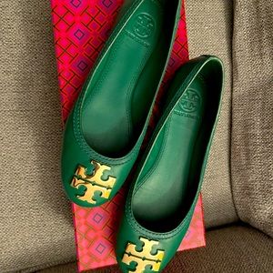 Beautiful Tory Burch slides Womens 6!